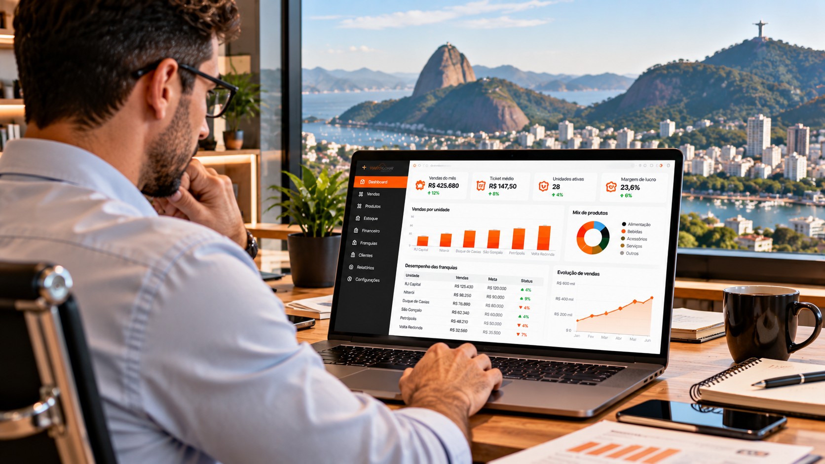 Gestor analisa indicadores de um sistema ERP para franquias com vista para o Rio de Janeiro